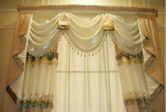 <b>吊挂式窗帘一般吊挂正在窗户的下半部</b>